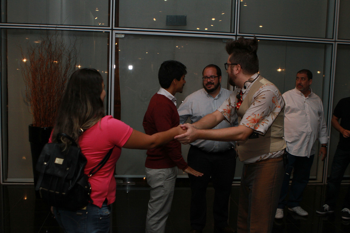 Recepcionista cumprimenta mulher pelo fotógrafo Douglas Maia