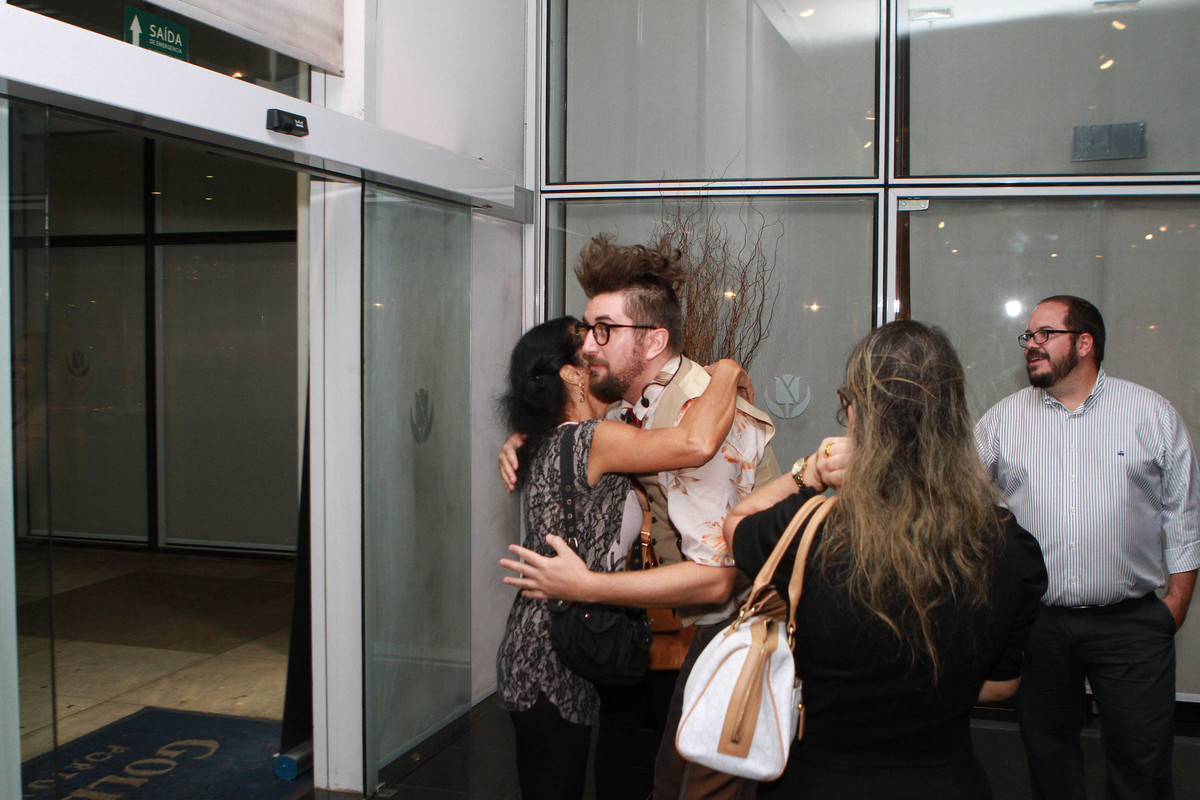 Homem abraça convidada pelo fotógrafo Douglas Maia