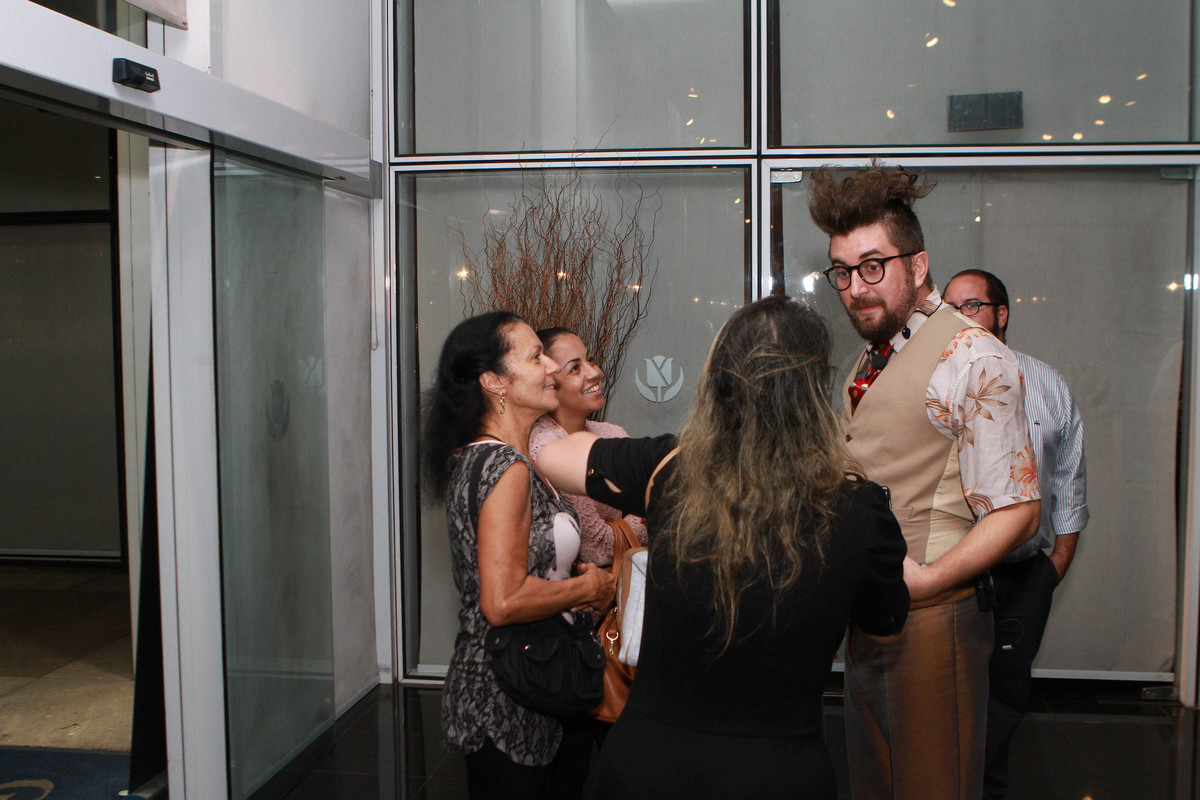 Homem conversando com mulheres pelo fotógrafo Douglas Maia