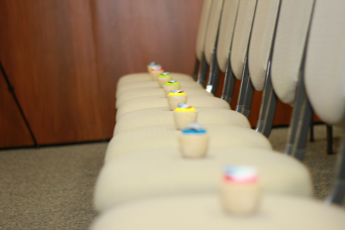 Objeto nas cadeiras pelo fotógrafo Douglas Maia