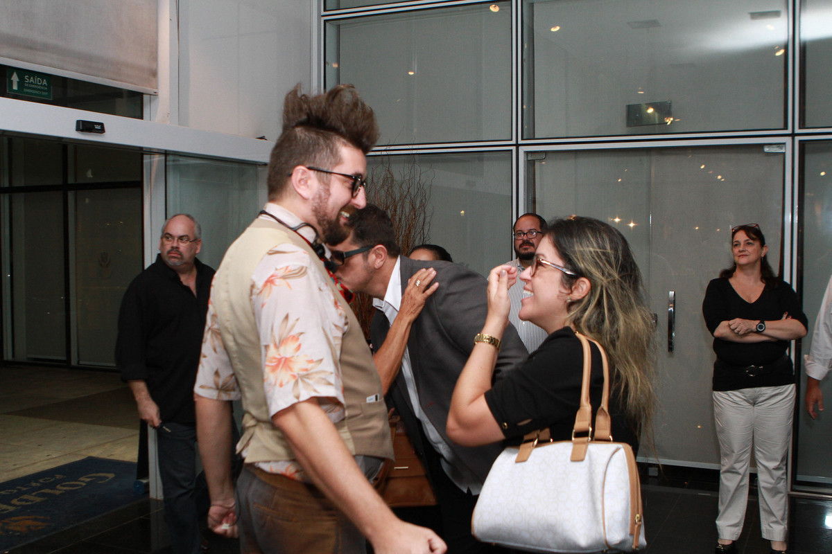 Moça conversa com animador pelo fotógrafo Douglas Maia