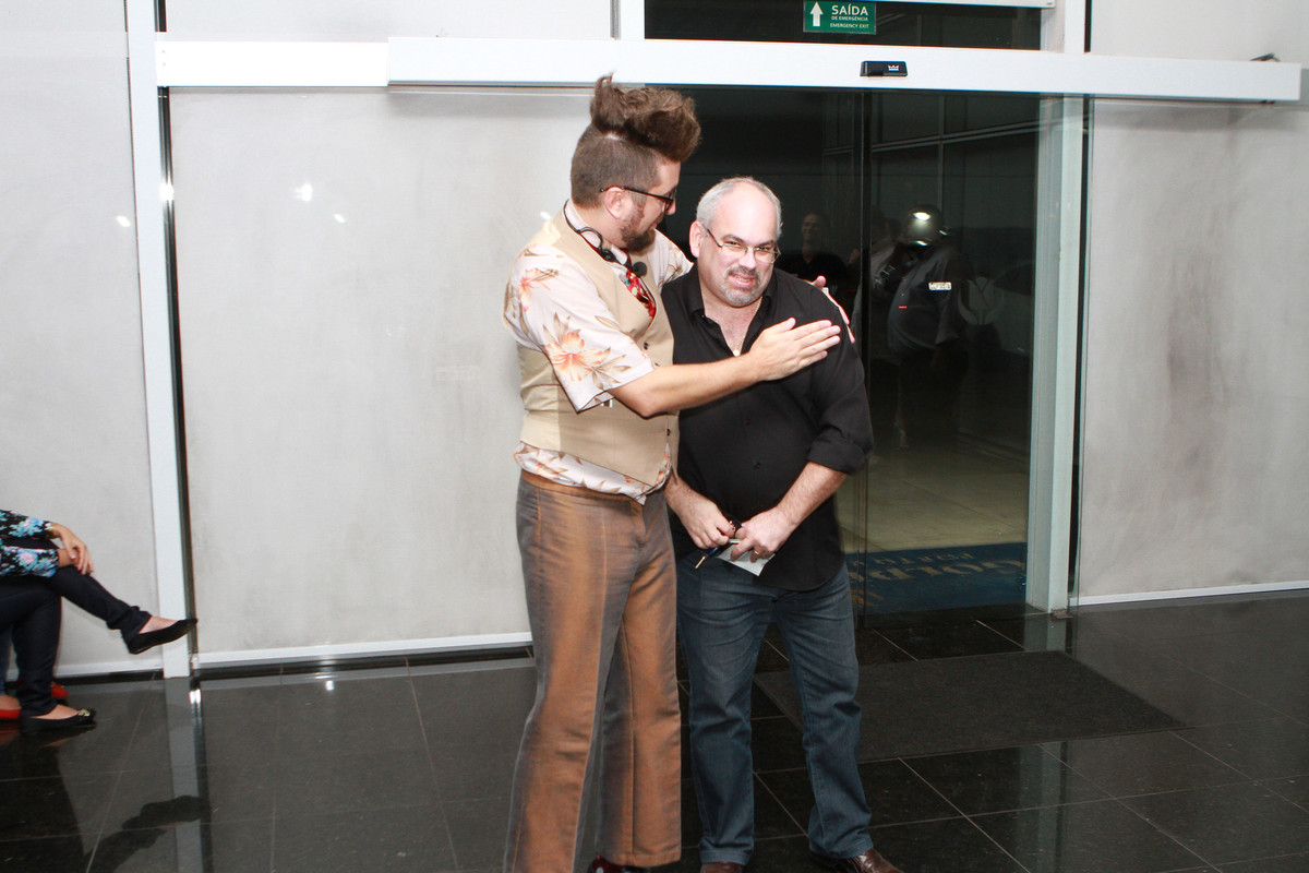 Homens se cumprimentando pelo fotógrafo Douglas Maia