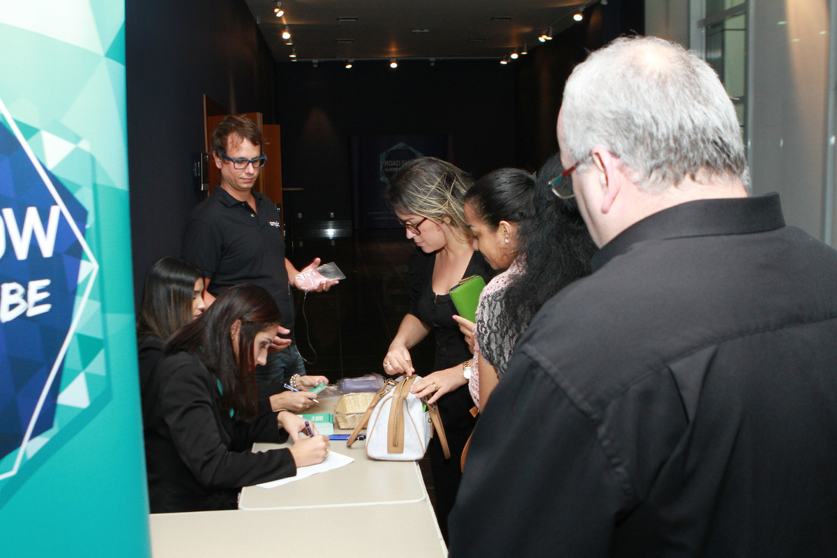 Convidados na recepção pelo fotógrafo Douglas Maia