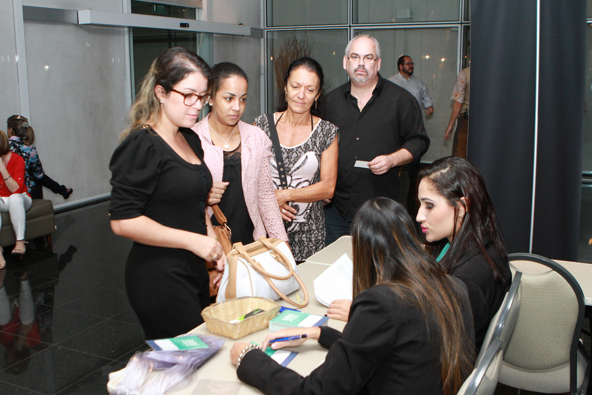 Convidados recebem crachá pelo fotógrafo Douglas Maia