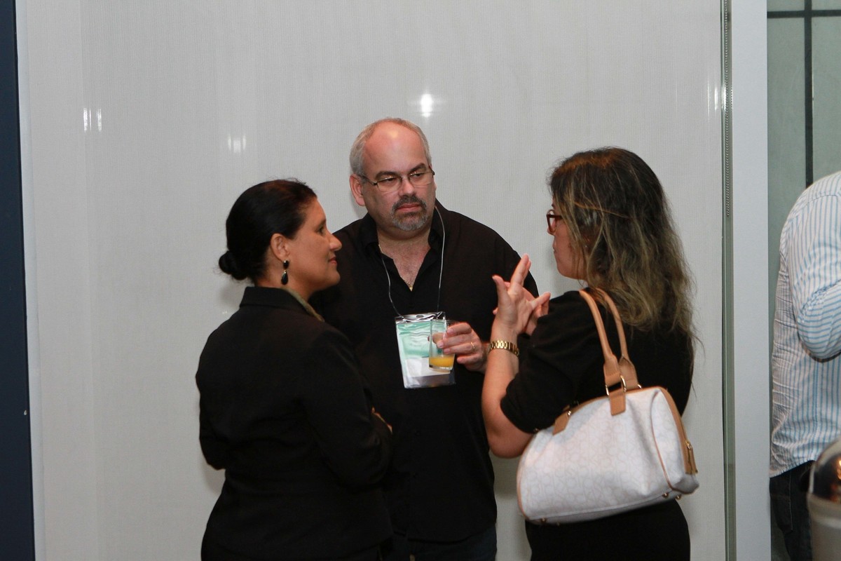 Convidados conversando pelo fotógrafo Douglas Maia