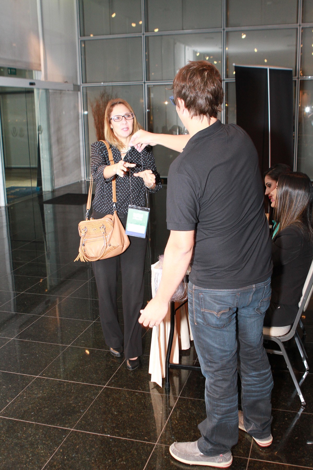 Crachá sendo entregue pelo fotógrafo Douglas Maia