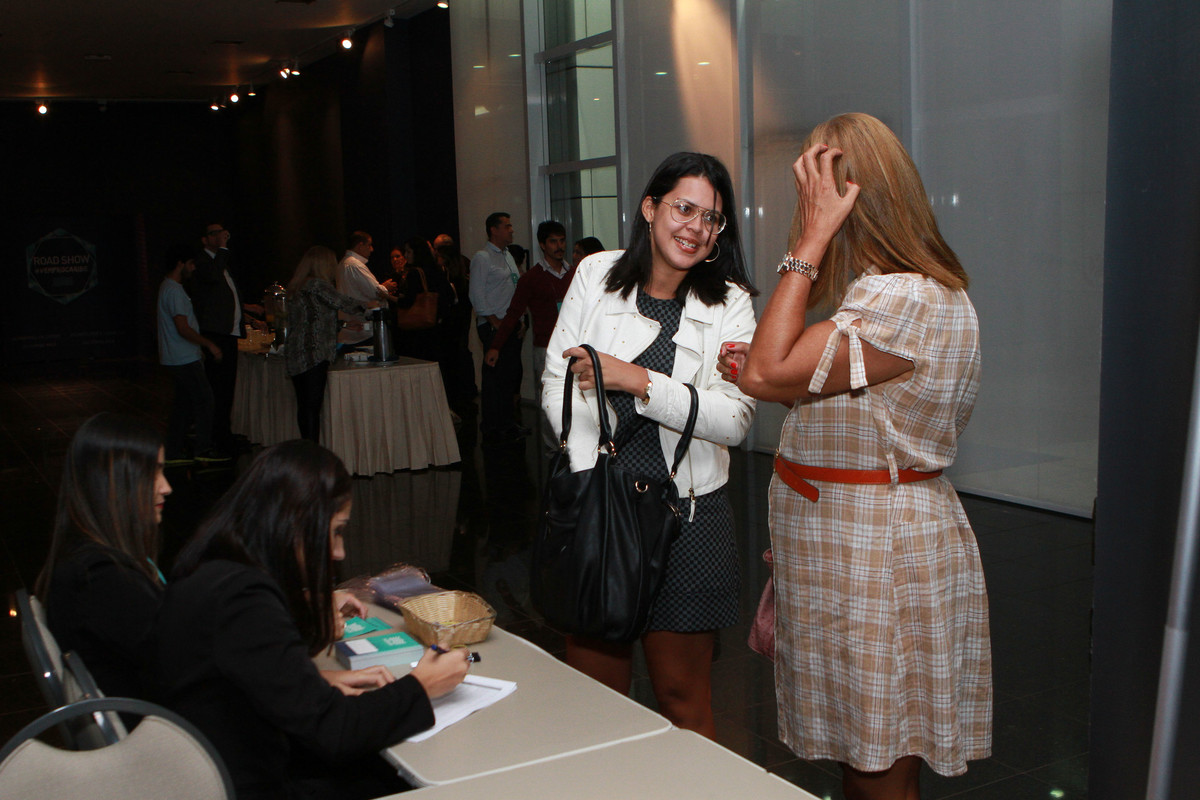 Mulheres sorrindo na recepção pelo fotógrafo Douglas Maia