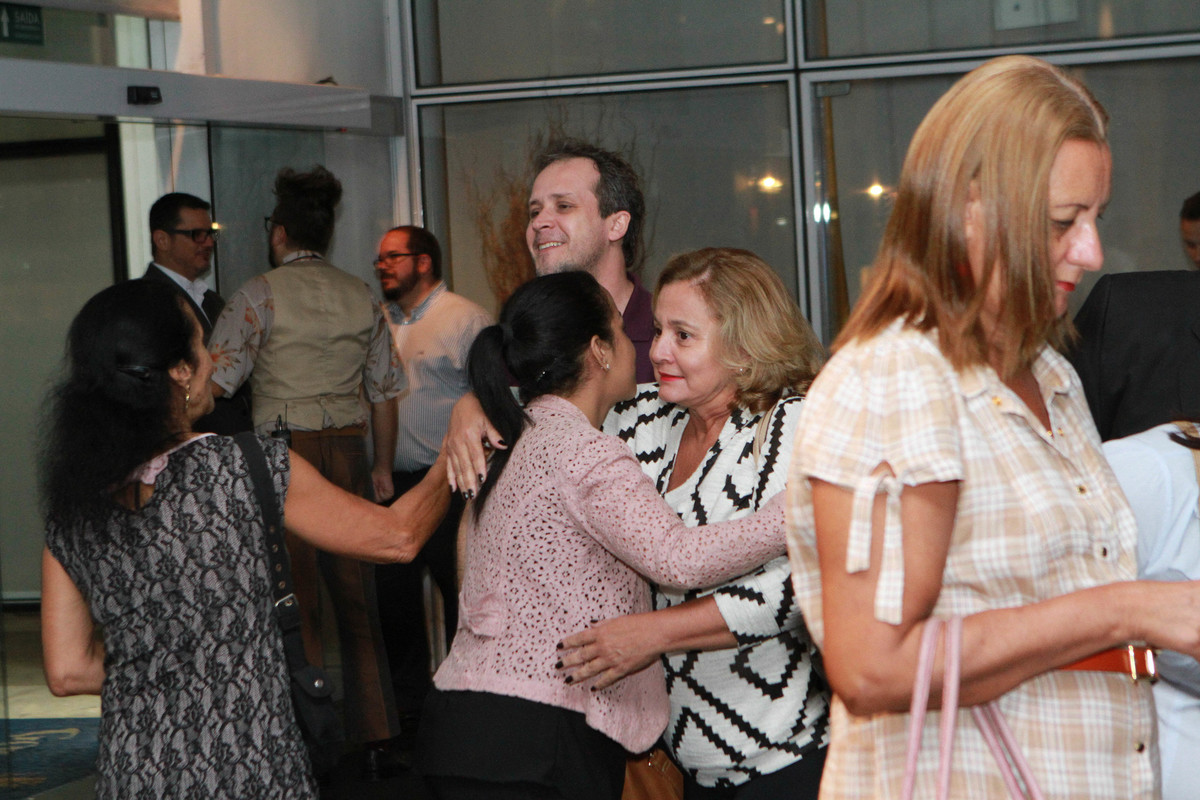 Pessoas se abraçando pelo fotógrafo Douglas Maia
