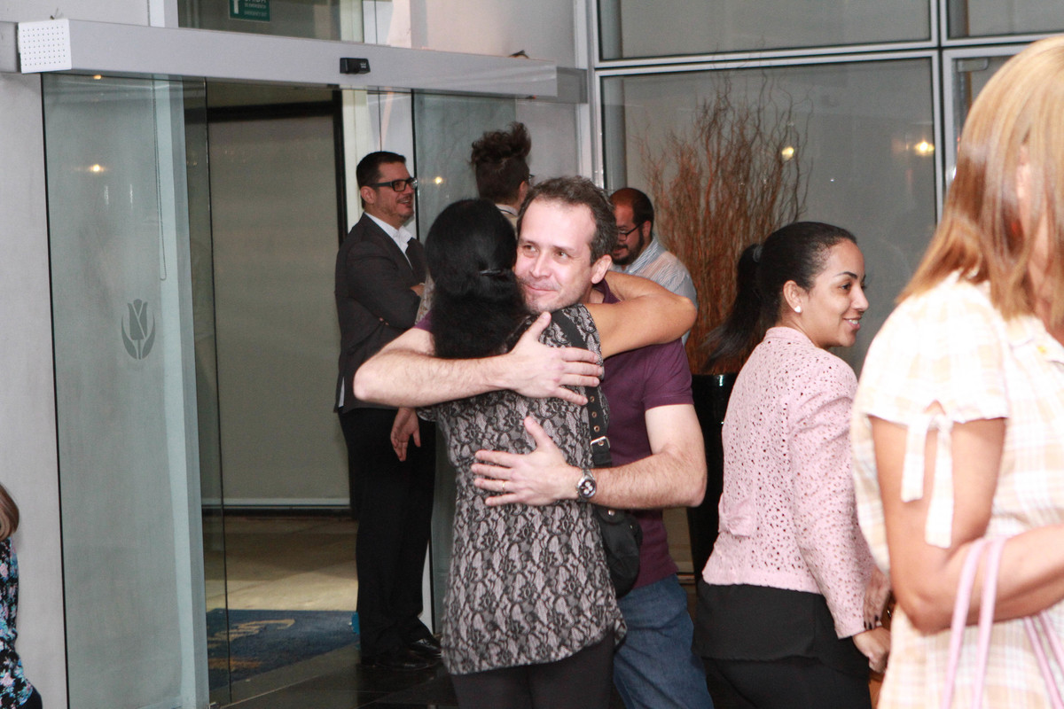 Convidados se cumprimentando pelo fotógrafo Douglas Maia