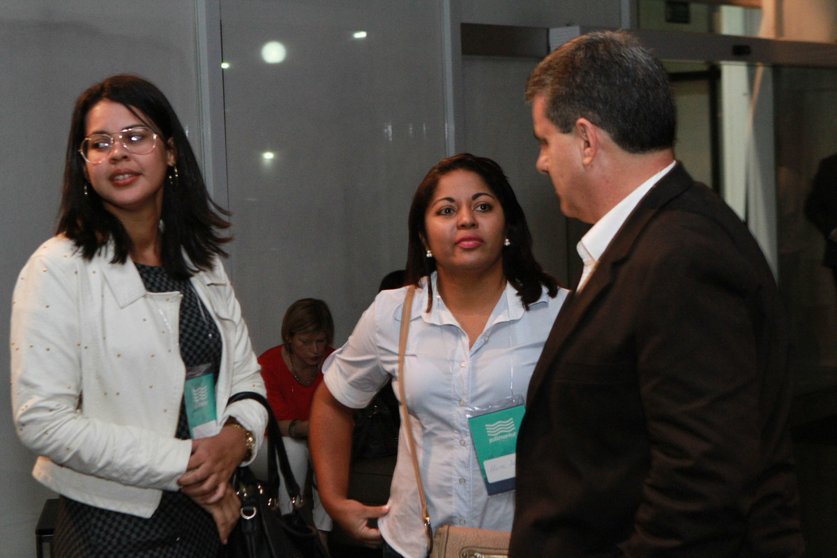Pessoas conversando pelo fotógrafo Douglas Maia