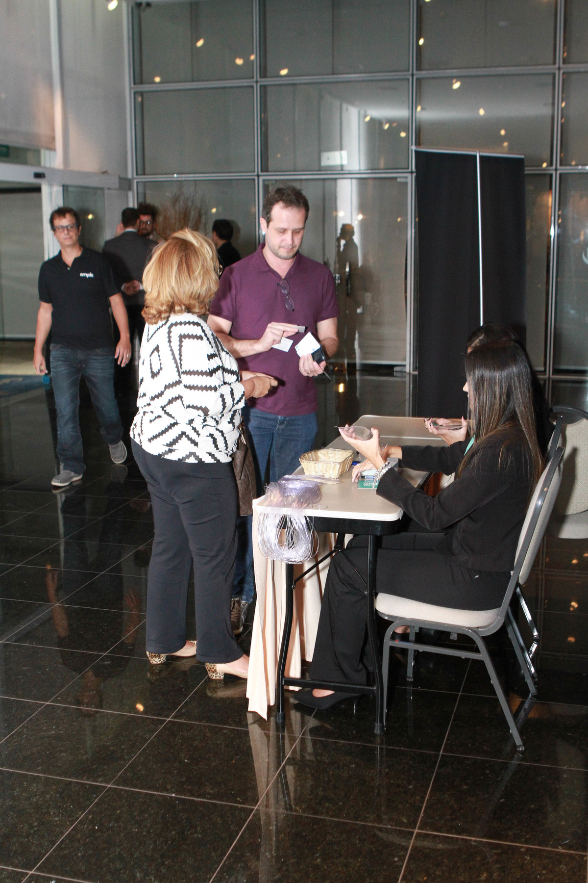Mais convidados são recepcionados pelo fotógrafo Douglas Maia