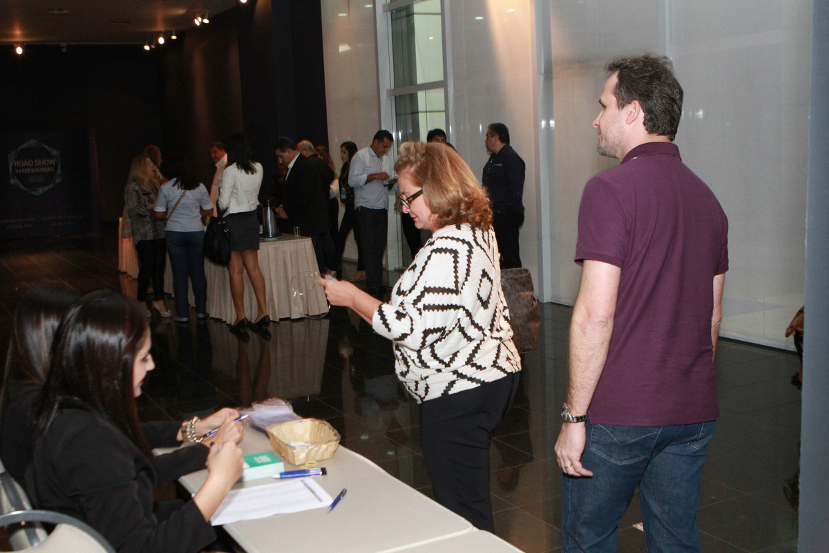 Recepção e convidados comendo pelo fotógrafo Douglas Maia