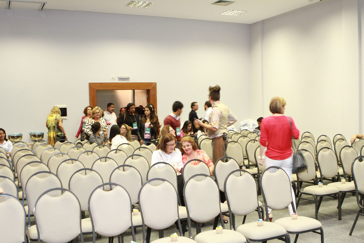 Convidados entram na sala pelo fotógrafo Douglas Maia