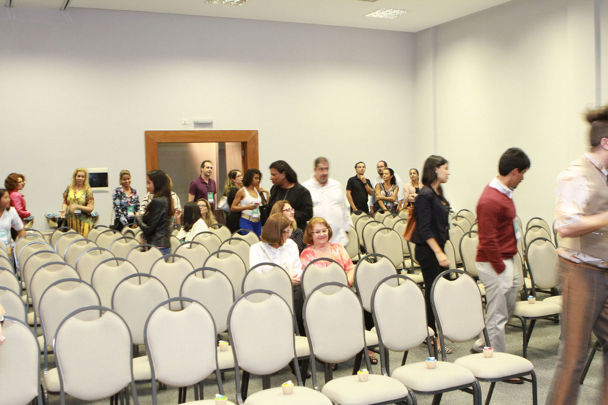 Convidados encontram o melhor lugar para se sentarem pelo fotógrafo Douglas Maia