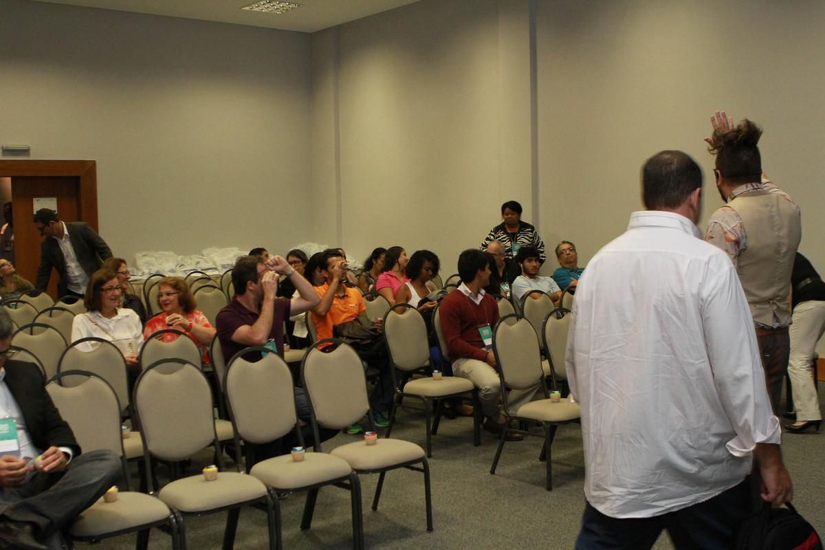 A sala vai enchendo com os convidados pelo fotógrafo Douglas Maia