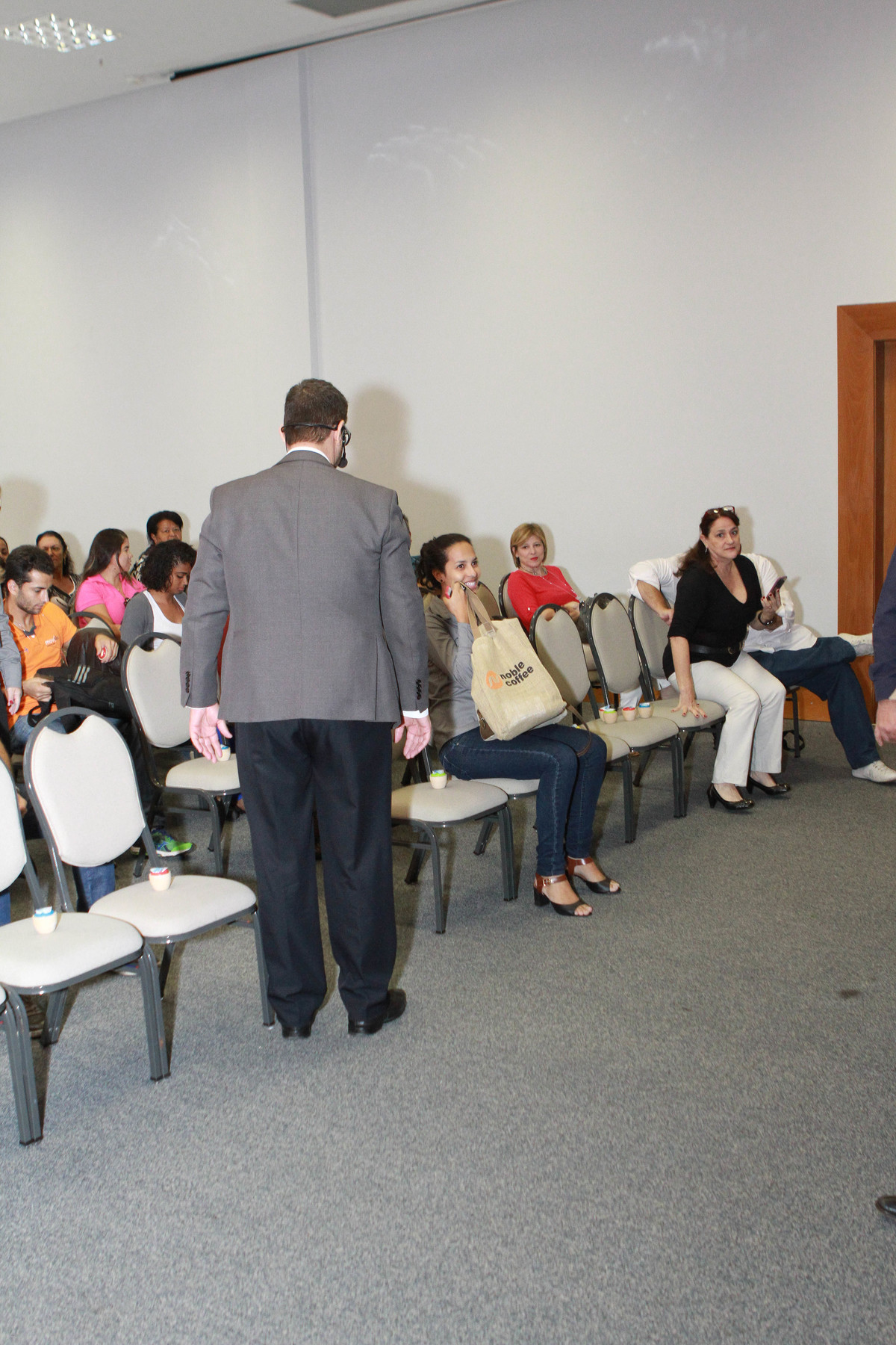 Convidada sorrindo pelo fotógrafo Douglas Maia