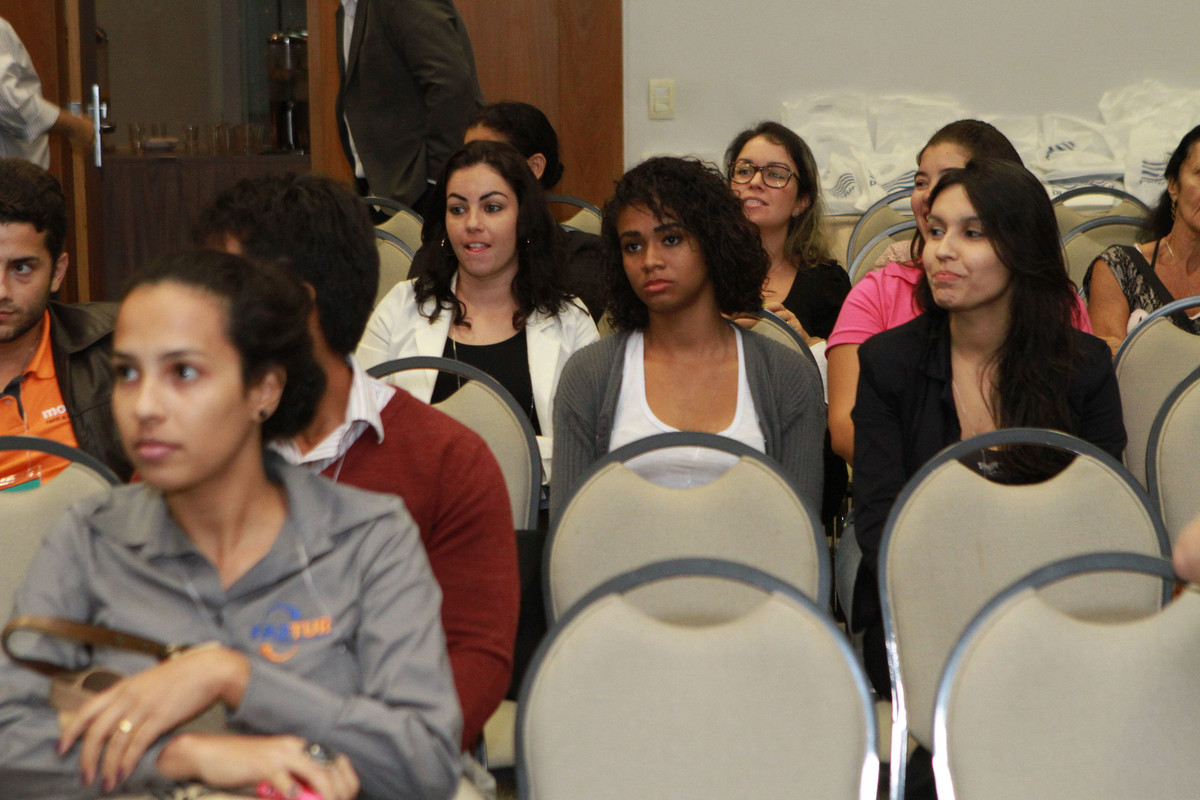 Pessoas sentadas pelo fotógrafo Douglas Maia