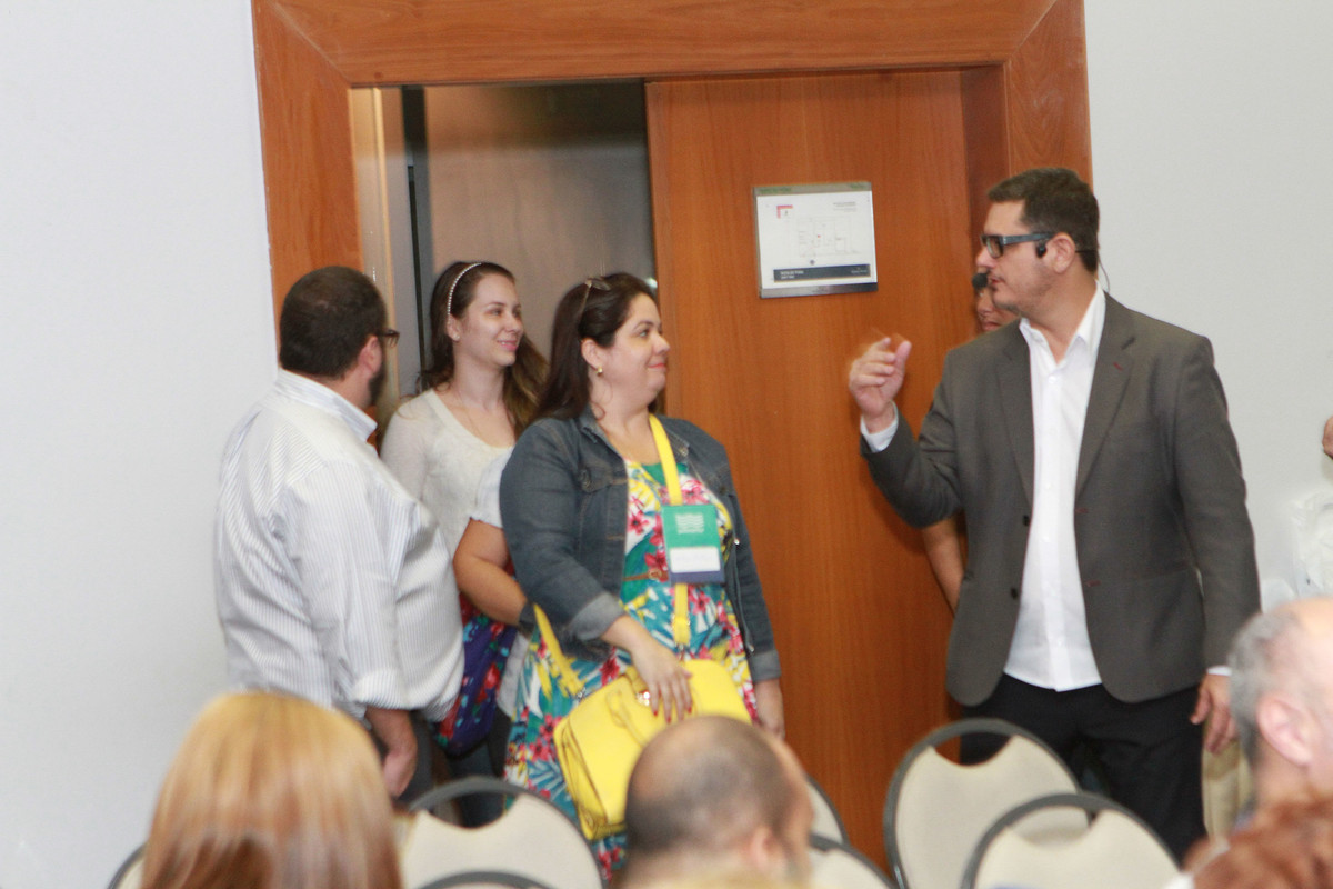 Recepcionando na sala do evento pelo fotógrafo Douglas Maia