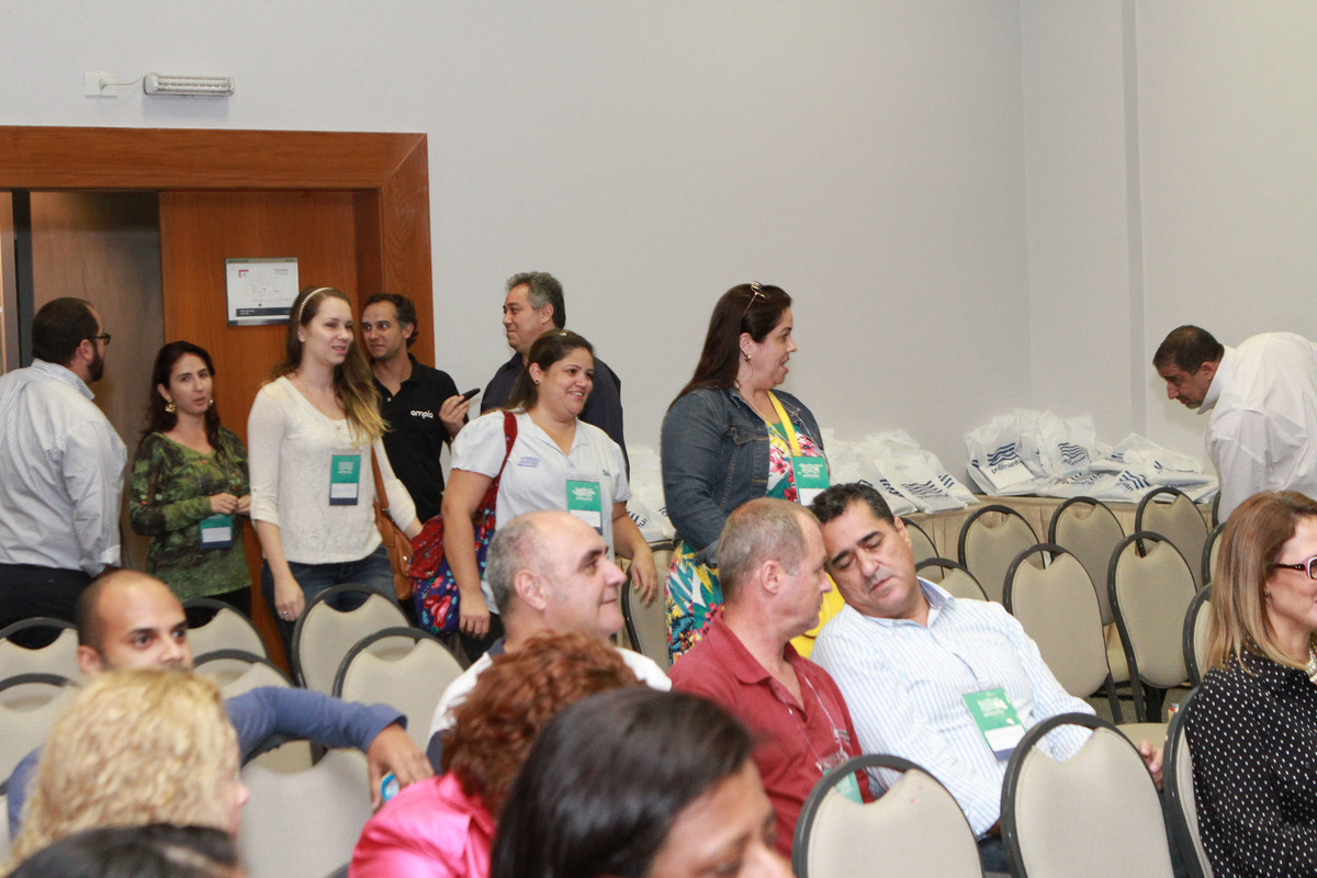 Mulheres entrando na sala pelo fotógrafo Douglas Maia
