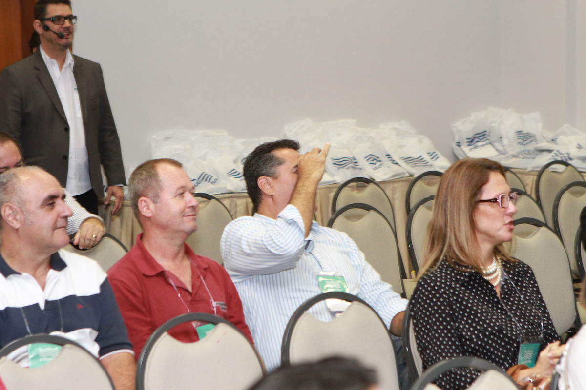 Homens sentados pelo fotógrafo Douglas Maia