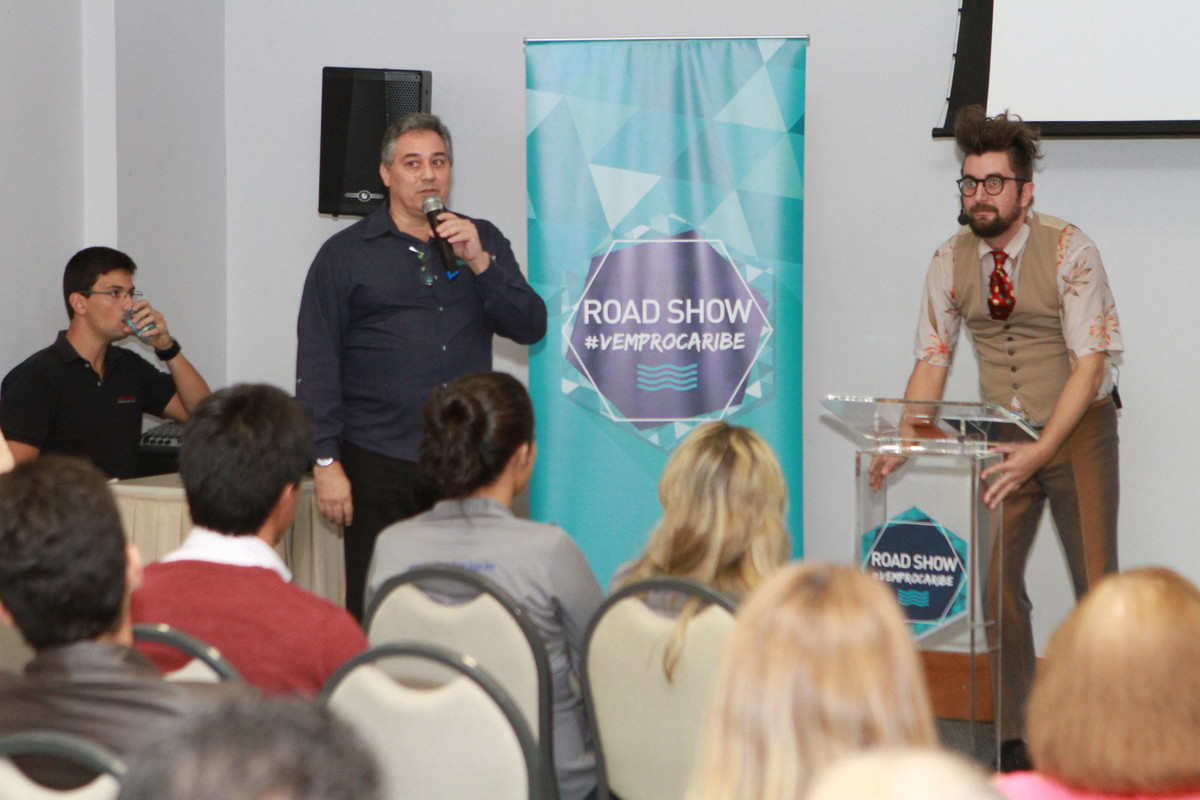 Homem falando pelo fotógrafo Douglas Maia