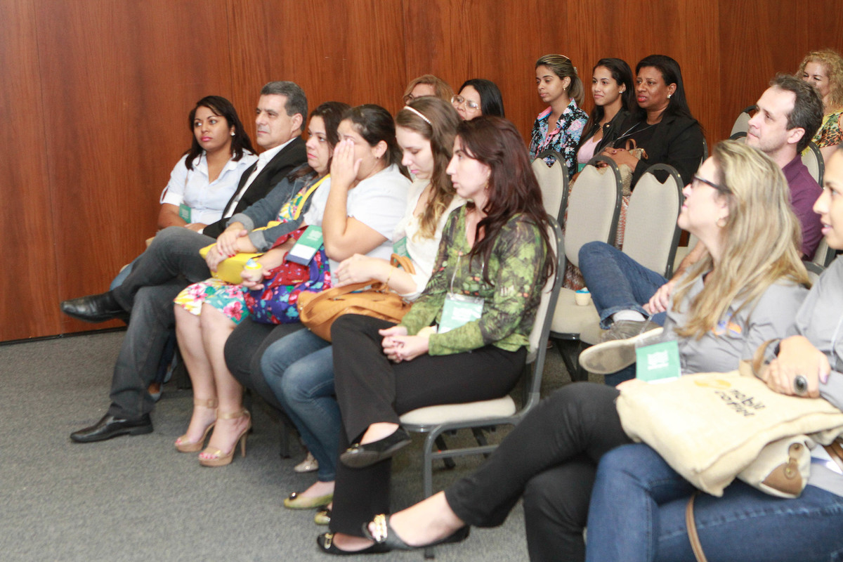 Convidados super interessados pelo fotógrafo Douglas Maia