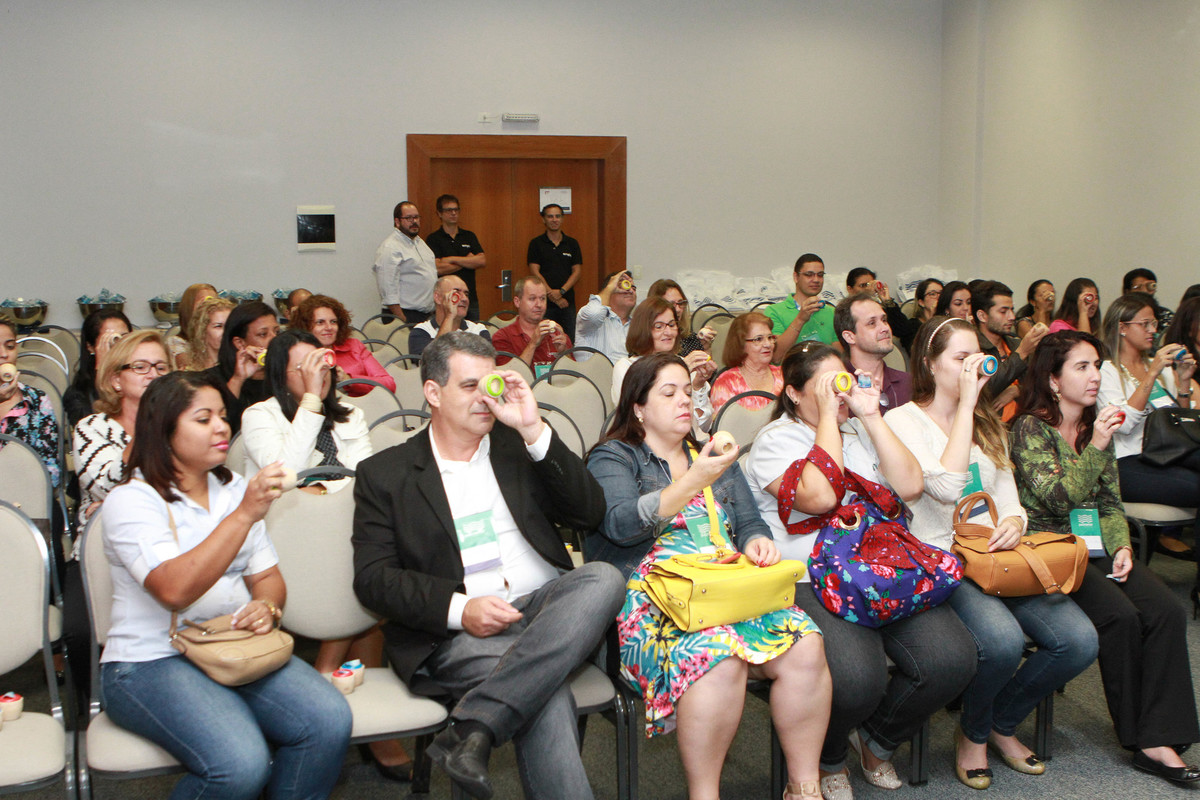 Pessoas olhando para objeto pelo fotógrafo Douglas Maia