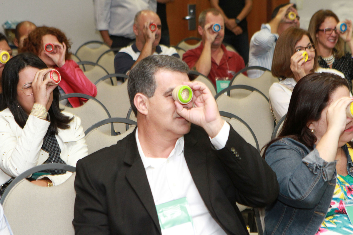 Homem olhando pelo fotógrafo Douglas Maia