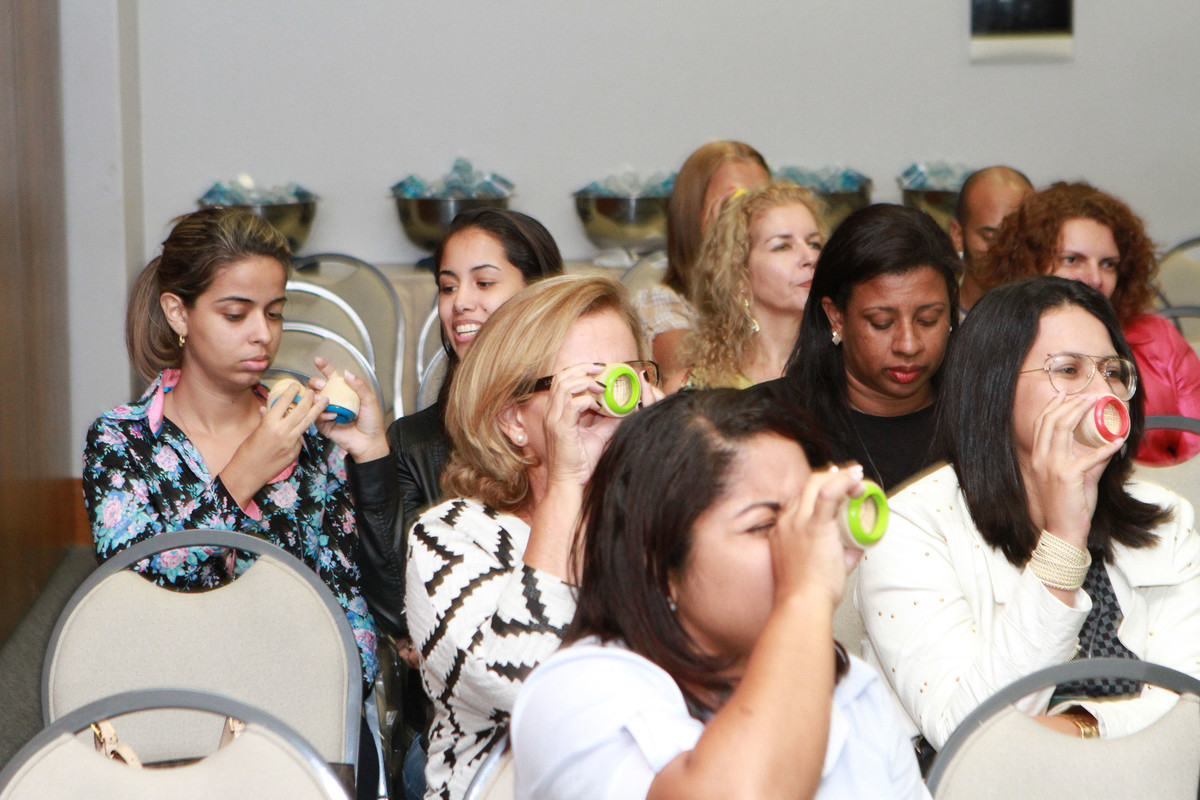 Mulheres se divertem durante o evento pelo fotógrafo Douglas Maia
