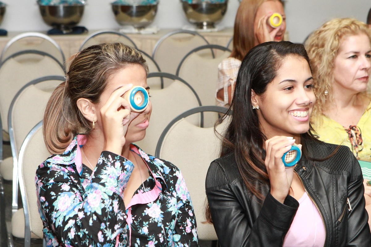 Convidada sorri pelo fotógrafo Douglas Maia