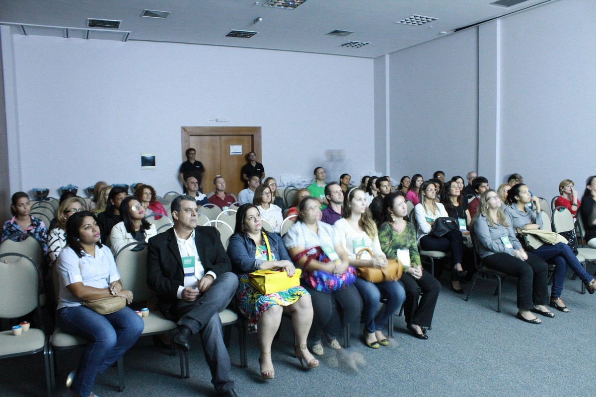 Convidados assistindo vídeo pelo fotógrafo Douglas Maia