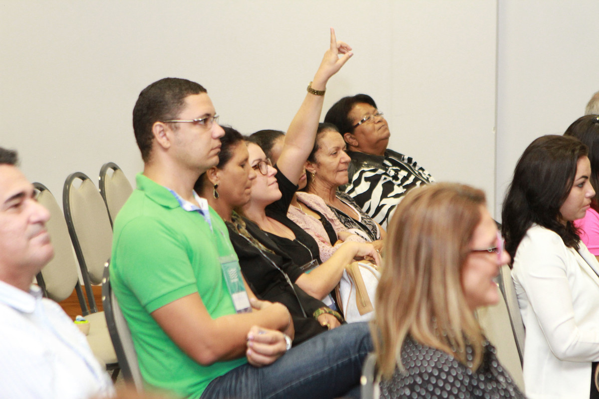 Mulher com a mão levantada pelo fotógrafo Douglas Maia