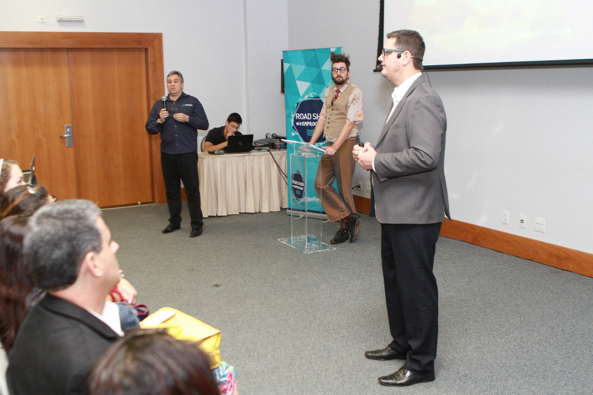 Edi Guerreiro, gerente Comercial da Pullmantur apresentando o Road Show pelo fotógrafo Douglas Maia