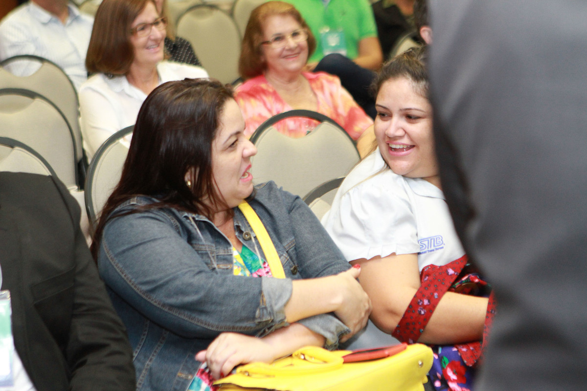 Mulheres conversam pelo fotógrafo Douglas Maia