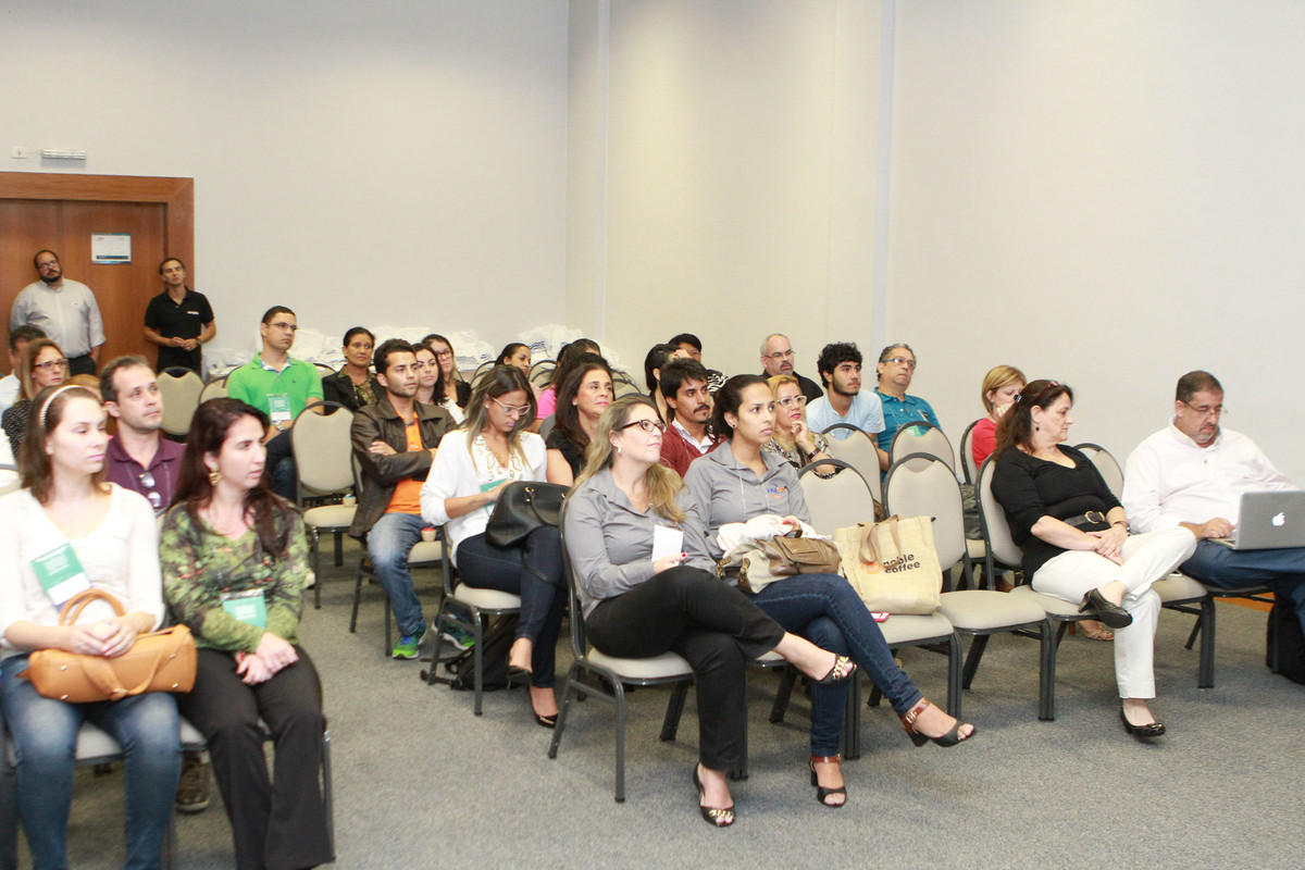 Convidados prestam atenção pelo fotógrafo Douglas Maia
