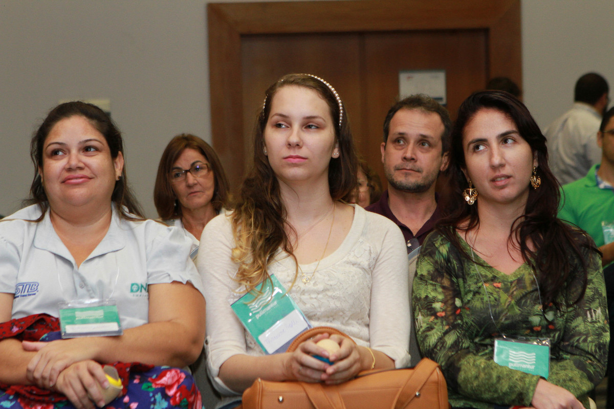 Convidadas olhando para frente pelo fotógrafo Douglas Maia