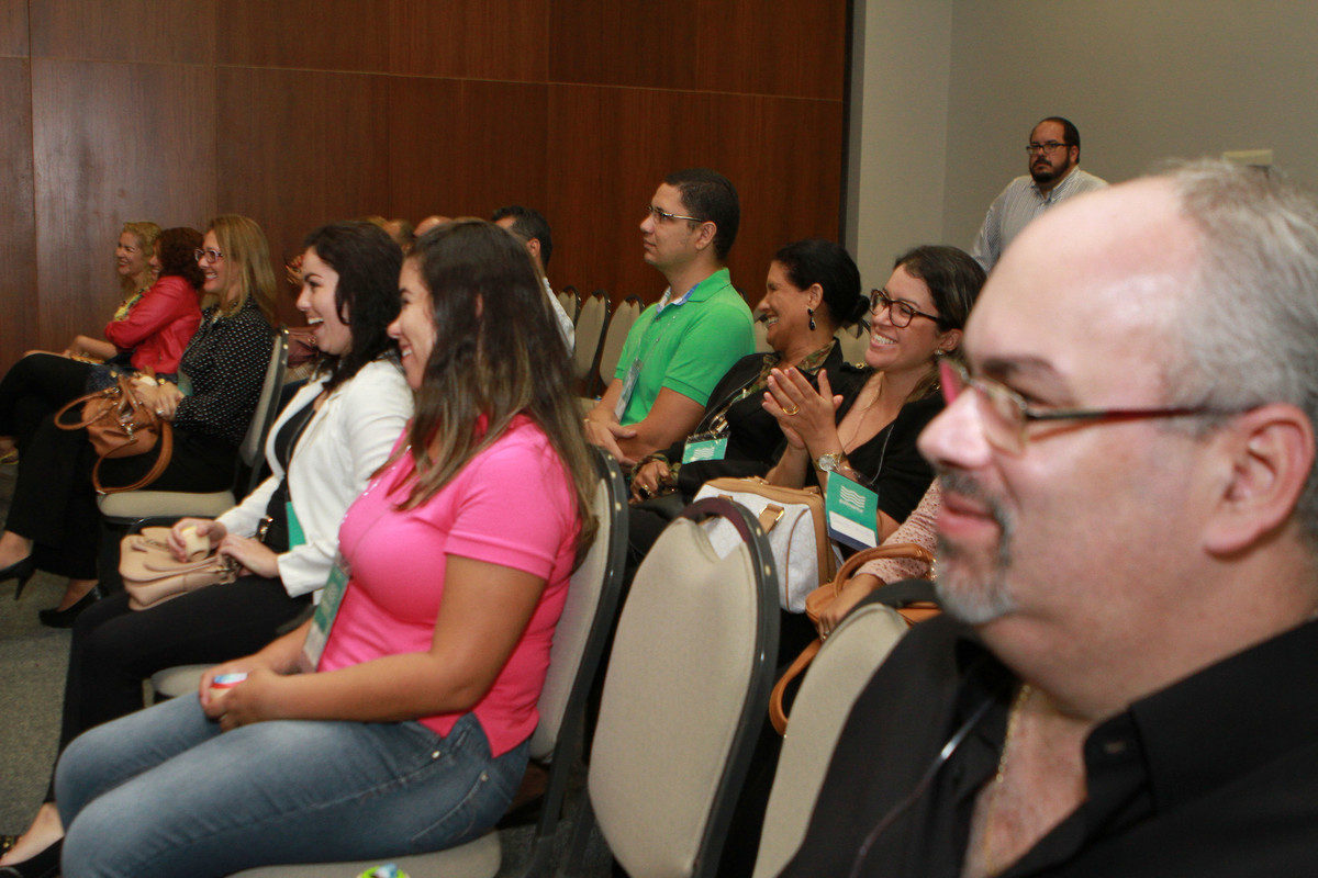 Homem olha para frente e sorri pelo fotógrafo Douglas Maia