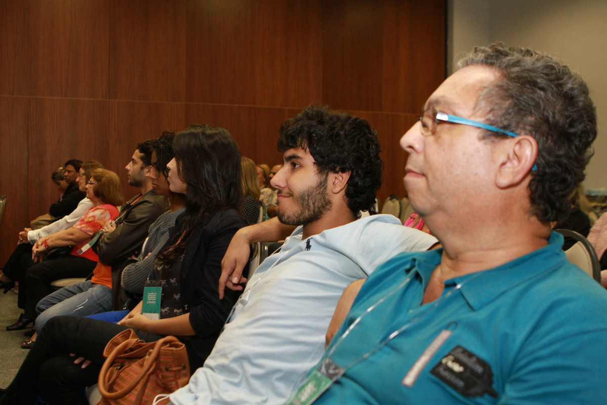 Senhor ao lado de rapaz pelo fotógrafo Douglas Maia