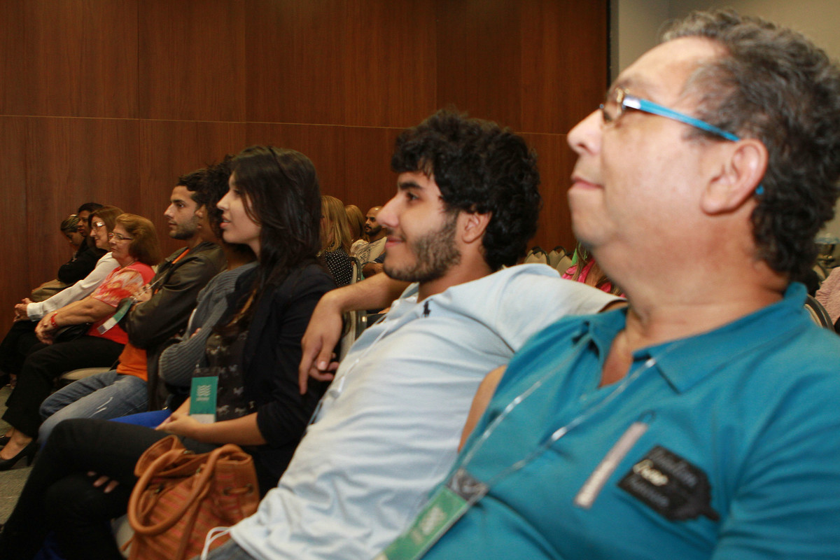 Senhor ao lado de jovem pelo fotógrafo Douglas Maia