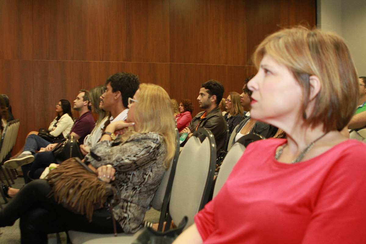 Convidada olhando para frente pelo fotógrafo Douglas Maia