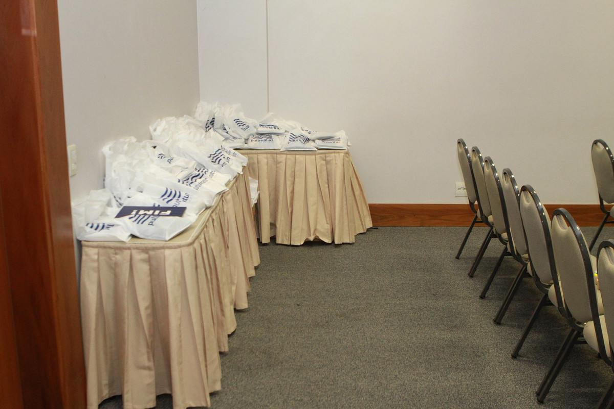 Mesa com sacolas de brinde pelo fotógrafo Douglas Maia