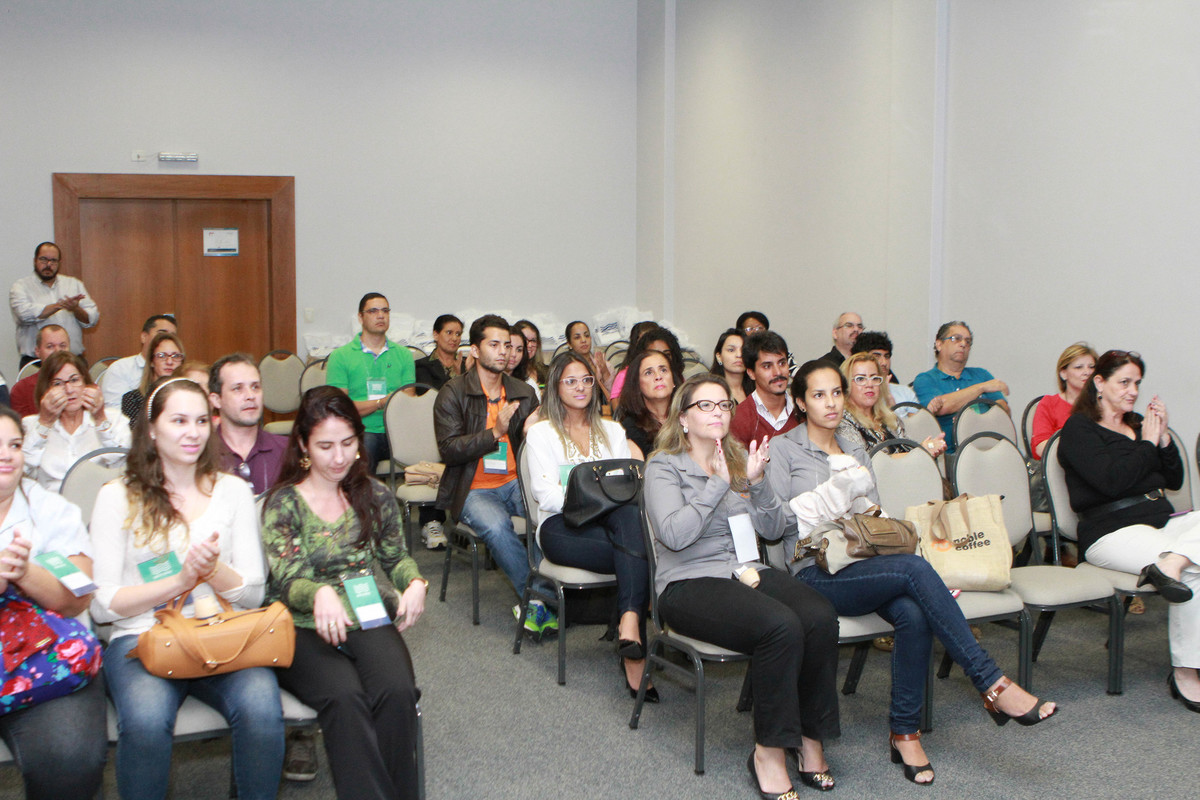 Sala cheia na apresentação do Road Show Pullmantur pelo fotógrafo Douglas Maia