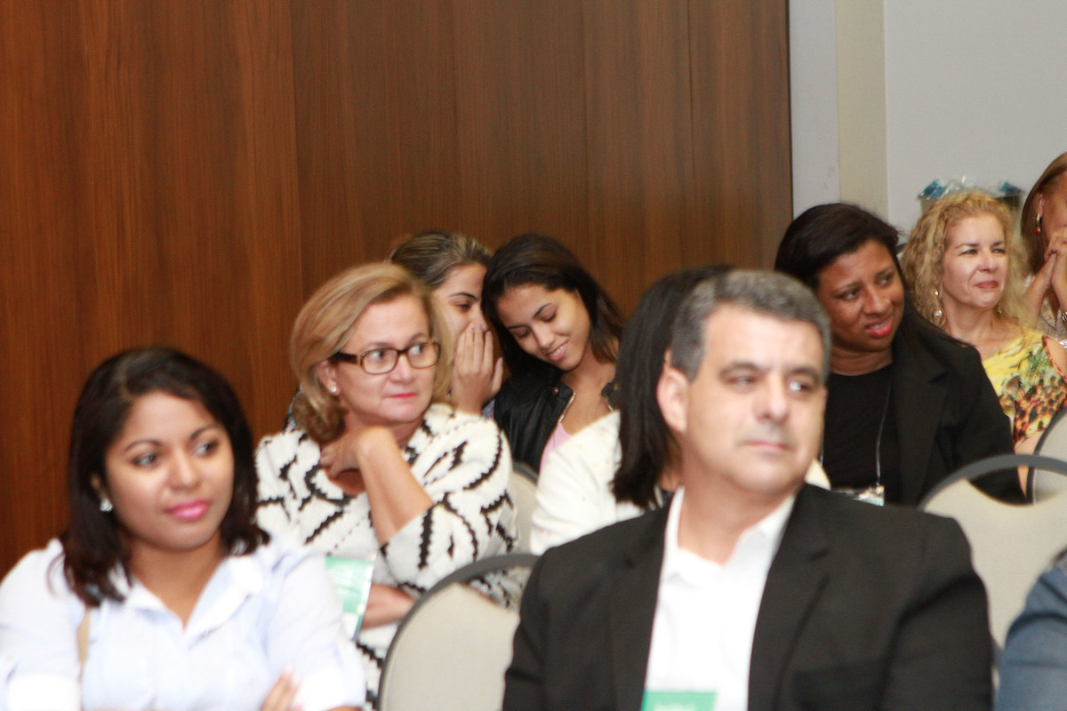 Mulher cochichando pelo fotógrafo Douglas Maia