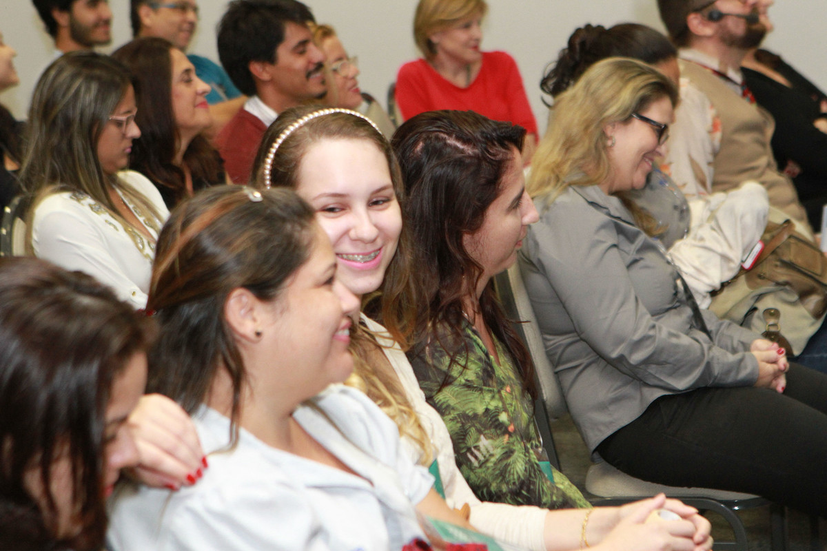 Pessoas sorriem pelo fotógrafo Douglas Maia