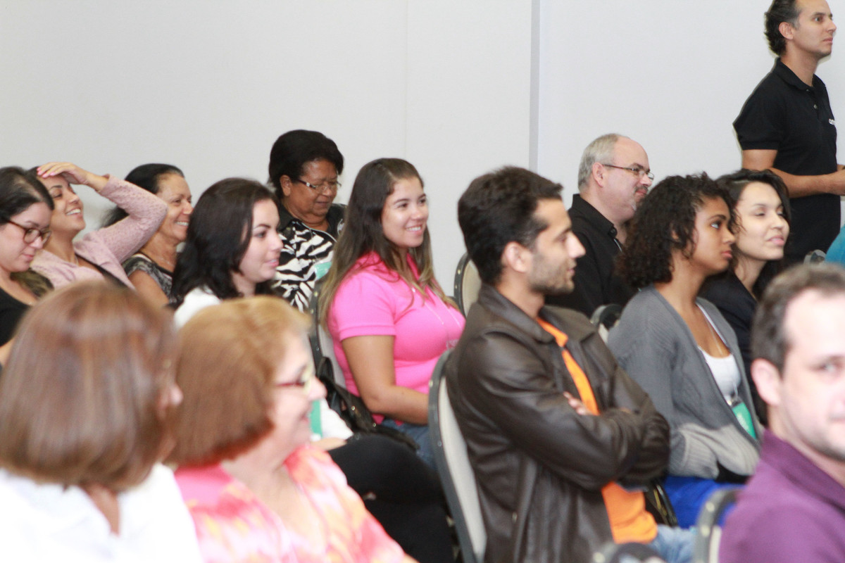 Moça sorrindo pelo fotógrafo Douglas Maia