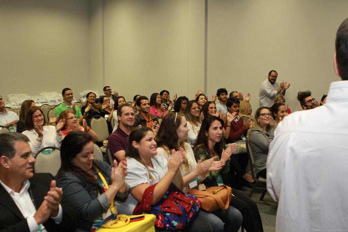 Pessoas batem palmas pelo fotógrafo Douglas Maia