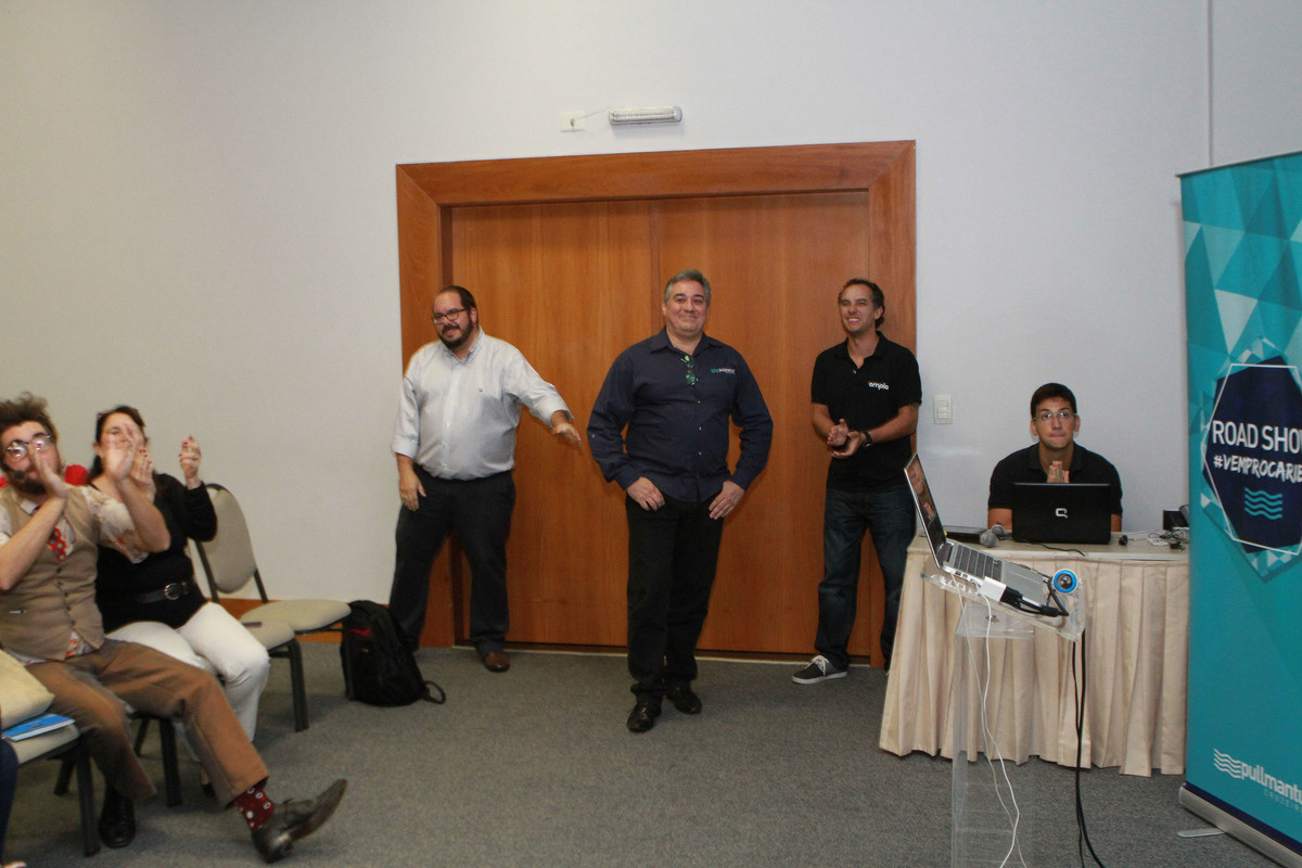 Homem entrando na sala pelo fotógrafo Douglas Maia