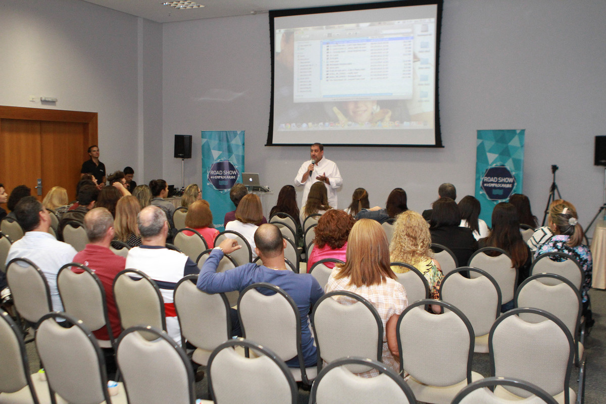 Homem falando para convidados pelo fotógrafo Douglas Maia