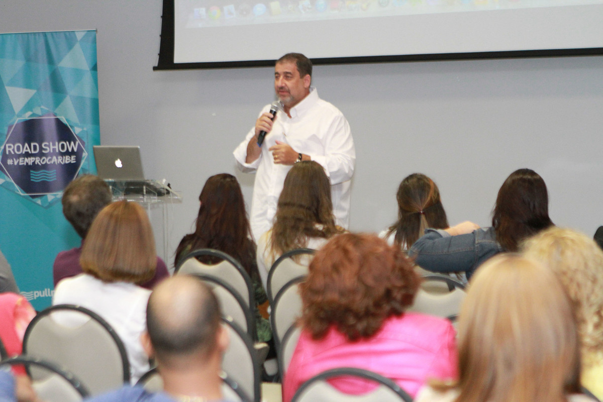 Senhor falando pelo fotógrafo Douglas Maia