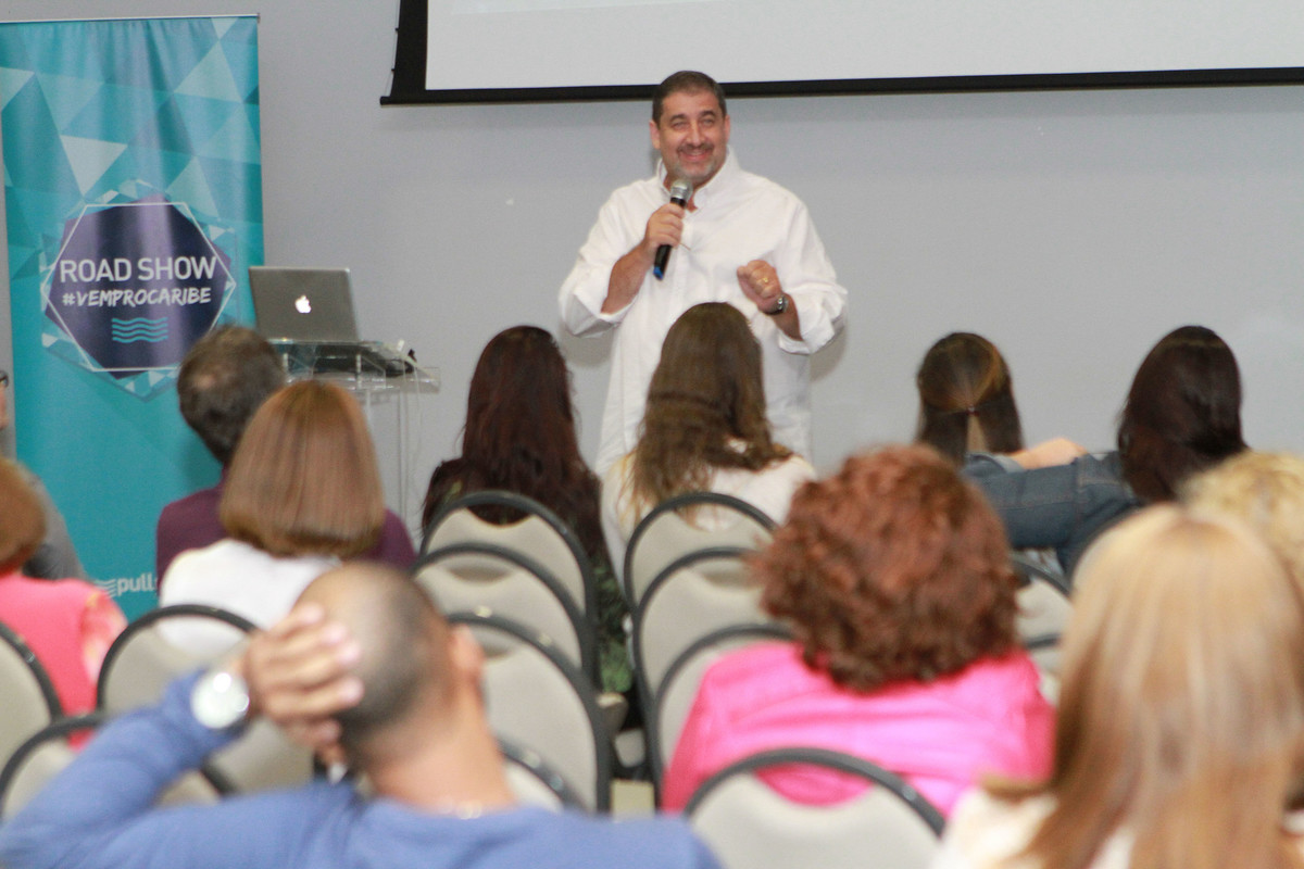 Homem fala para convidados pelo fotógrafo Douglas Maia